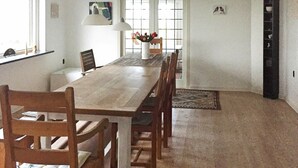 Kaffetrakter/tekoker, kjøleskap, kokeplater og høy barnestol