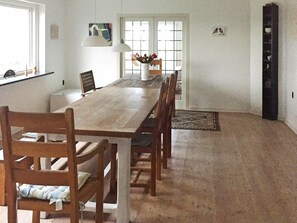 Wasserkocher mit Kaffee-/Teezubehör, Kühlschrank, Herdplatte, Hochstuhl