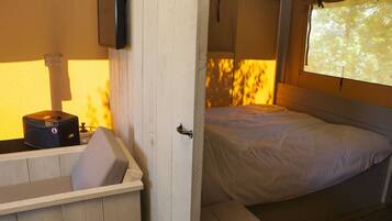 Tenda | 2 kamar tidur dan dilengkapi dengan perabotan berbeda-beda