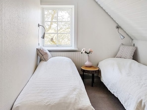 4 bedrooms, cribs/infant beds