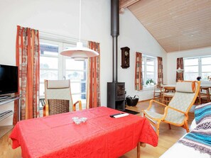1 bedroom, cribs/infant beds