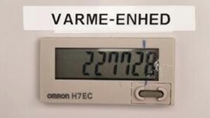 A digital thermometer with 'VARME-ENHED' label and 'omron H7EC' brand, displaying a temperature of 22.1°C. - 5 Star Holiday Home in Lokken (Lokken)