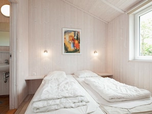 2 bedrooms, cribs/infant beds