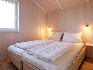 3 bedrooms, cribs/infant beds