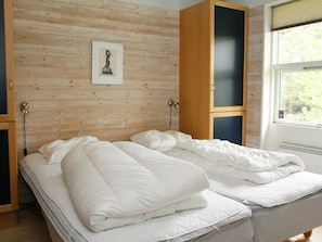 4 bedrooms, cribs/infant beds