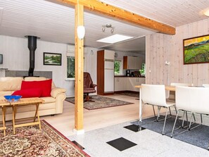 2 bedrooms, cribs/infant beds