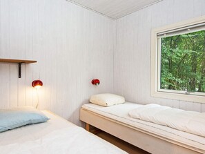 2 bedrooms, cribs/infant beds