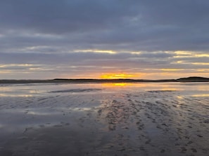 A flat landscape with a sunset over a body of water. - 4 Person Holiday Home in Romo-by Traum (Rømø)