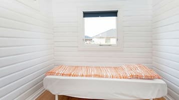 3 bedrooms, cribs/infant beds