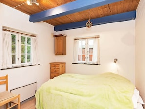 3 bedrooms, cribs/infant beds