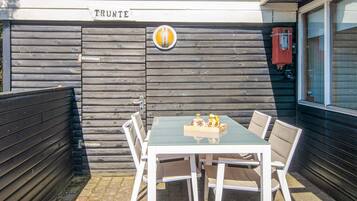 A wooden exterior wall with a sign reading 'TRUNTE' and a logo.