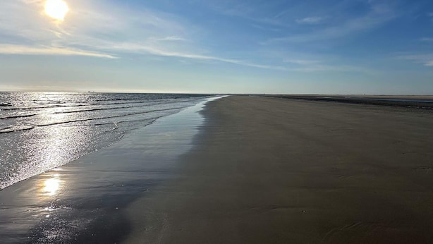 A beach with a clear sky and the sun shining. - Child Friendly Holiday Home in Fanø near Sea (Fano)