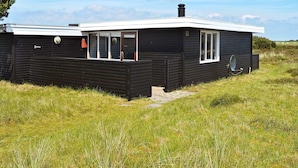 A modern black house with a white roof, large windows, and a satellite dish. - Child Friendly Holiday Home in Fanø near Sea (Fano)