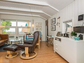4 bedrooms, cribs/infant beds
