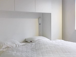 2 bedrooms, cribs/infant beds