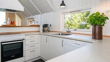 Hus | Privat køkken | Køleskab, mikrobølgeovn, kogeplade, opvaskemaskine