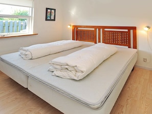 2 bedrooms, cribs/infant beds
