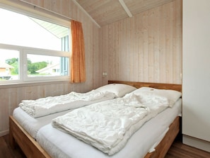 3 bedrooms, cribs/infant beds