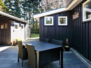 Outdoor dining - 6 Person Holiday Home in Blavand (Blavand)