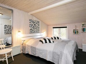 2 bedrooms, individually furnished - 6 Person Holiday Home in Blavand (Blavand)