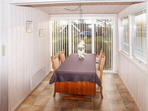 2 bedrooms, cribs/infant beds