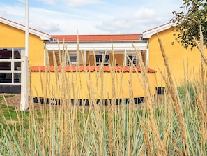 A yellow building with a red roof, surrounded by tall wheat plants. - Peaceful Holiday Home in Skagen Located near Village Center (Skagen)