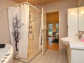 House | Bathroom - Modern Holiday Home With Whirlpool in Væggerløse (Vaeggerlose)