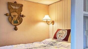 1 bedroom, cribs/infant beds