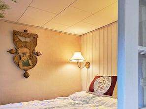 1 bedroom, cribs/infant beds