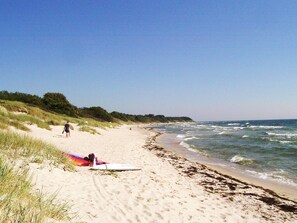 House | Beach - 6 Person Holiday Home in Aakirkeby (Akirkeby)