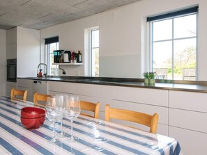 Eine moderne Küche mit Essbereich.