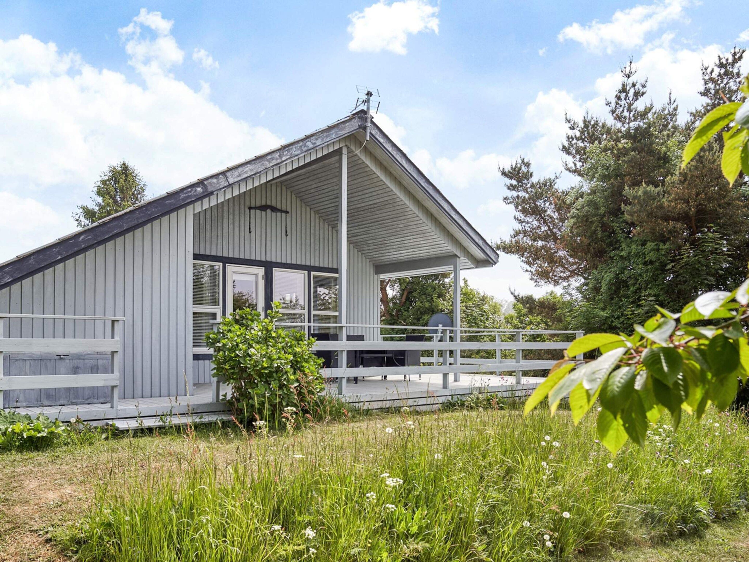 Un bâtiment d’un seul étage, doté d’un porche couvert et d’un petit jardin.