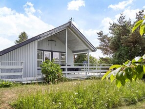 Un bâtiment d’un seul étage, doté d’un porche couvert et d’un petit jardin.