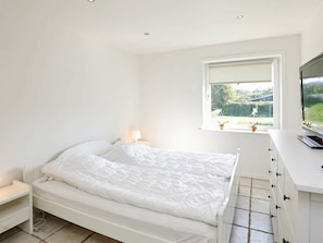 3 bedrooms, cribs/infant beds