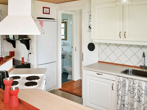 Coffee/tea maker, fridge, microwave, dishwasher - Peaceful Holiday Home in Svendborg near Sea Coast (Svendborg)