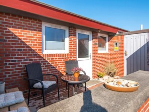 Balcony - Beautiful Holiday Home in Henne Near Sea (Henne)