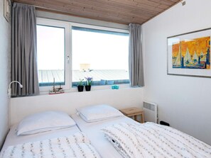 2 bedrooms, cots/infant beds, individually furnished - Beautiful Holiday Home in Henne Near Sea (Henne)