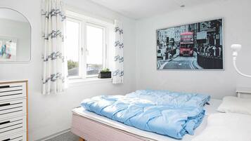 2 bedrooms, cots/infant beds
