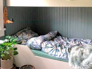 4 kamar tidur dan dilengkapi dengan perabotan berbeda-beda