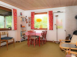 Dining - Charming Holiday Home in Ebeltoft Jutland With Garden (Ebeltoft)