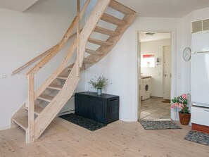 2 bedrooms, cribs/infant beds