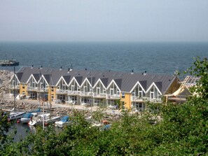 A row of beach houses with a view of the sea. - Quaint Holiday Home in Hasle near Sea (Hasle)