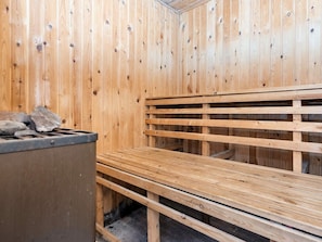 A sauna room with wooden benches and a stone heater. - Vibrant Holiday Home in RÃ¸mÃ¸ near Sea (Rømø)