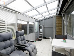 1 bedroom, cribs/infant beds