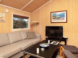 DVD player, MP3 dock - Charming Holiday Home in Jægerspris With Sauna (Jægerspris)