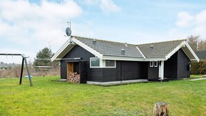 Exterior - Charming Holiday Home in Jægerspris With Sauna (Jægerspris)