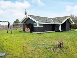 Exterior - Charming Holiday Home in Jægerspris With Sauna (Jægerspris)