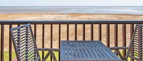 إطلالة على البحيرة