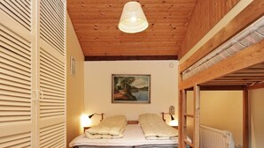A wooden room with a bunk bed, a painting on the wall, and a wooden ceiling. - Holiday Home in Nykøbing Sjælland near Sea (Nykobing Sjaelland)