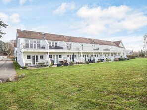 A large white building with multiple balconies and a spacious lawn. - Cozy Holiday Home in Nykobing Sjaelland near Fishing Village (Nykobing Sjaelland)